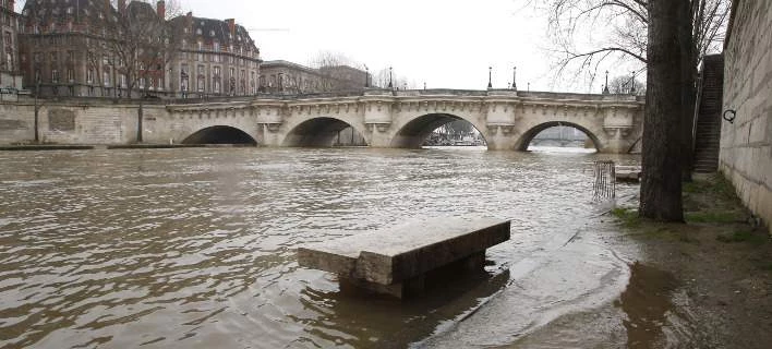 Συναγερμός στο Παρίσι – Υπερχείλισε ο Σηκουάνας – Σταμάτησαν τα δρομολόγια των τρένων